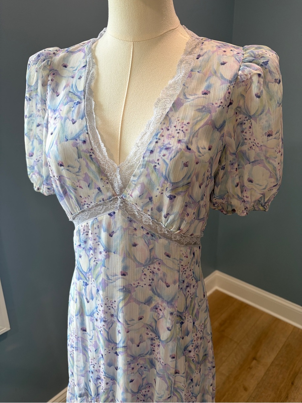 ASTR The Label Lavender Floral Tiered Midi Dress Small - Picture 3 of 9